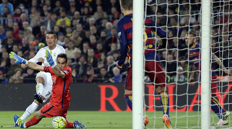 Ronaldo (fehérben) Claudio Bravo kapus lába között
lőtte a Barcelona hálójába a labdát /Fotó: AFP