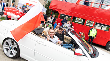Parada kabrioletów uświetniła obchody Dnia Flagi w Poznaniu