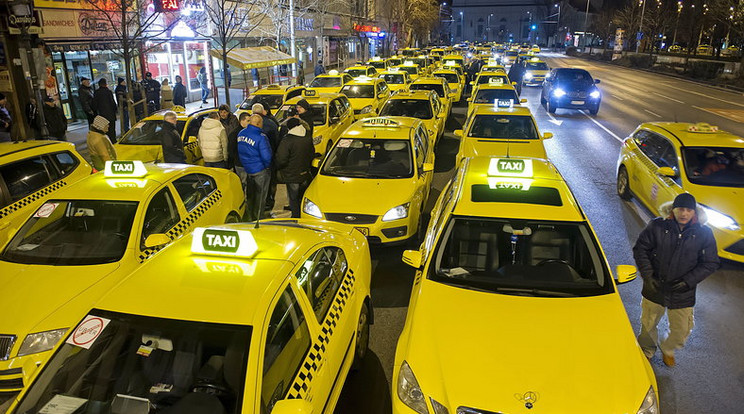 Több száz taxis tüntetett a belvárosban / Fotó: MTI-Lakatos Péter