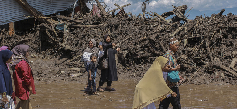 Trwają poszukiwania 35 osób zaginionych po powodziach na Sumatrze
