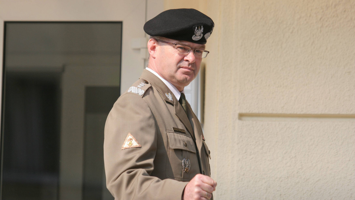 Po ukazaniu się informacji o zwolnieniu generała Waldemara Skrzypczaka z instytutu w Zielonce, w wojsku zawrzało. Generał jest jednym z najpopularniejszych i najbardziej lubianych oficerów w polskiej armii.