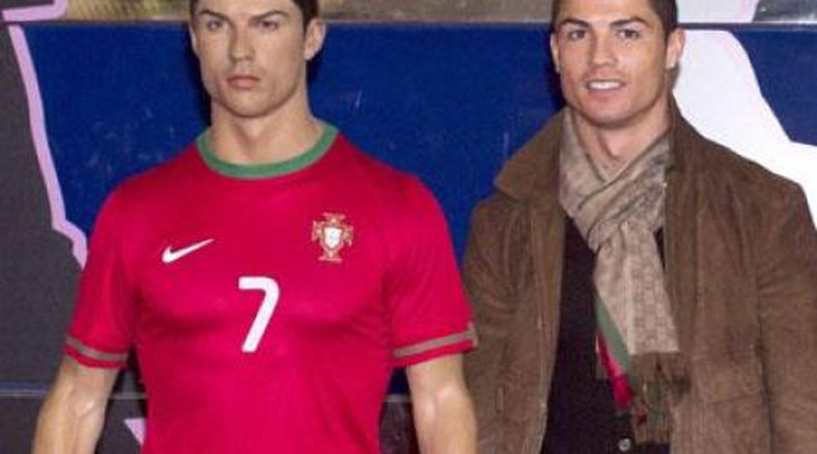 Röhej! Ronaldo fodrászt küld a viaszszobrához