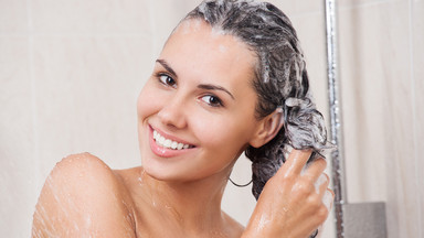 Myjesz włosy rano czy wieczorem? Różnica jest ogromna 