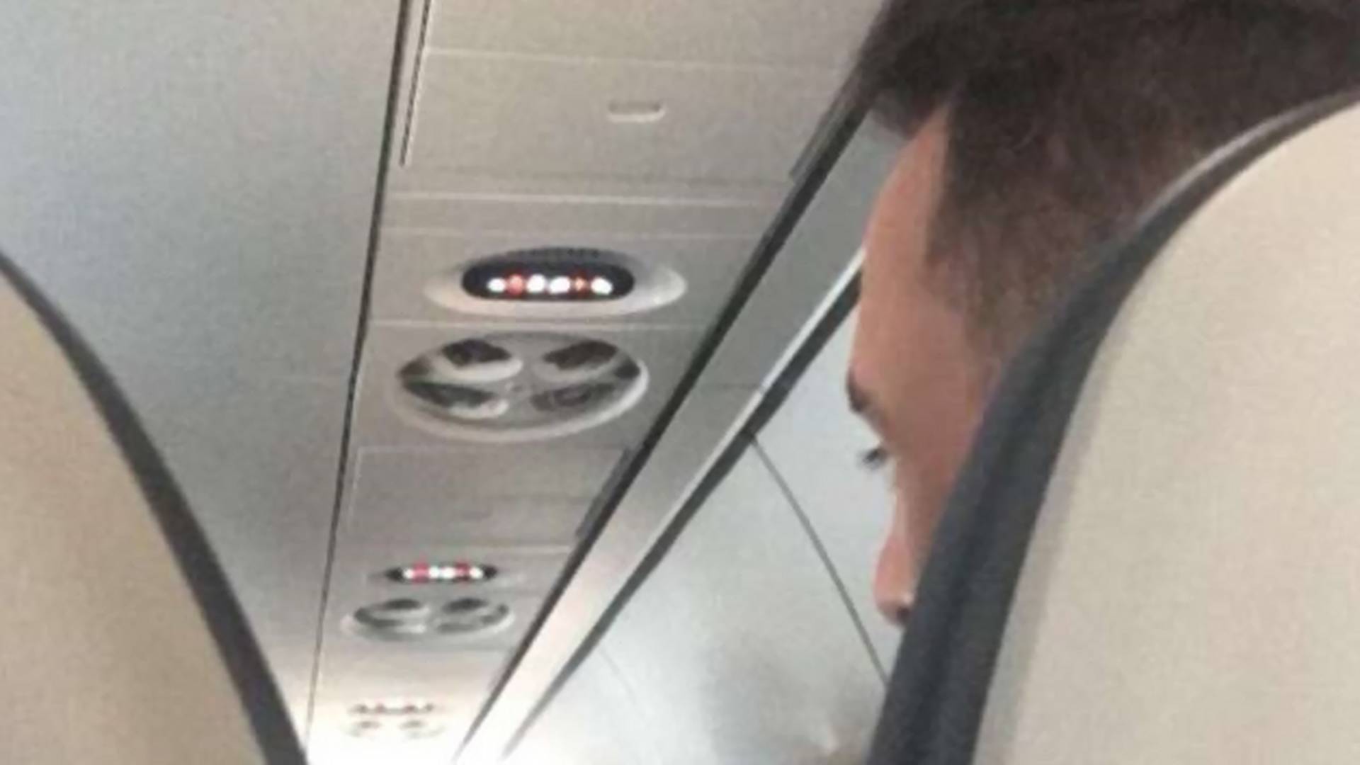 Zamolila je ženu da zamene sedišta u avionu - i bila svedok neverovatne ljubavne priče