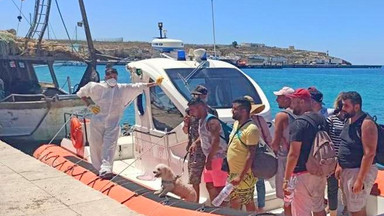 Nocą na pokładzie ośmiu łodzi do Lampedusy przypłynęło około 390 migrantów