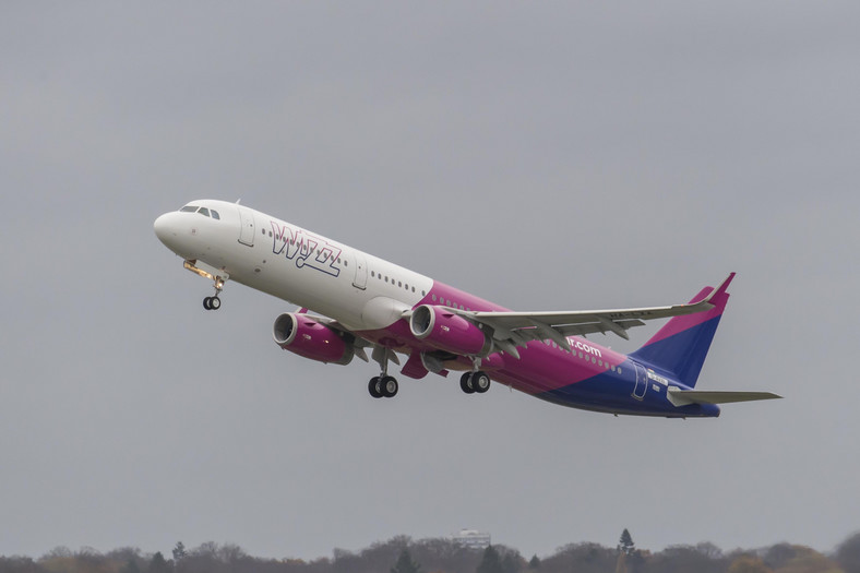 Airbus A321ceo linii Wizz Air podczas inauguracyjnego lotu do Birmingham