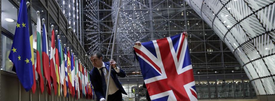 Wielka Brytania opuściła formalnie Unię Europejską. Z wszelkich instytucji unijnych zniknęły brytyjskie flagi 