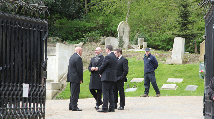 Az énekest volt kollégái és barátai búcsúztatták a kis angliai temetőben,
ahol édesanyja mellett nyugszik