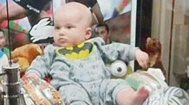 Bűbájos fotó! Játékautomatában kuksolt a kisbaba