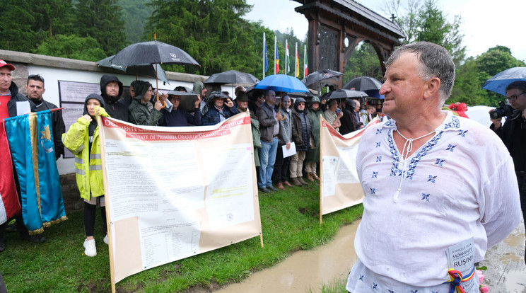 Helyi magyarok élőlánccal védték az úzvölgyi katonatemetőt  / Fotó: MTI Veres Sándor