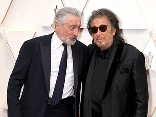 Po latach gwiazdy przestały się wstydzić swoich występów w spotach reklamowych na rodzimym rynku. I tak Robert De Niro (L) zajada się homarami, a Al Pacino tańcem i śpiewem zachwyca się kawą w popularnej sieci. Na zdjęciu dwaj wybitni aktorzy podczas 92. ceremonii wręczenia Oscarów, 9.02.2020, Los Angeles