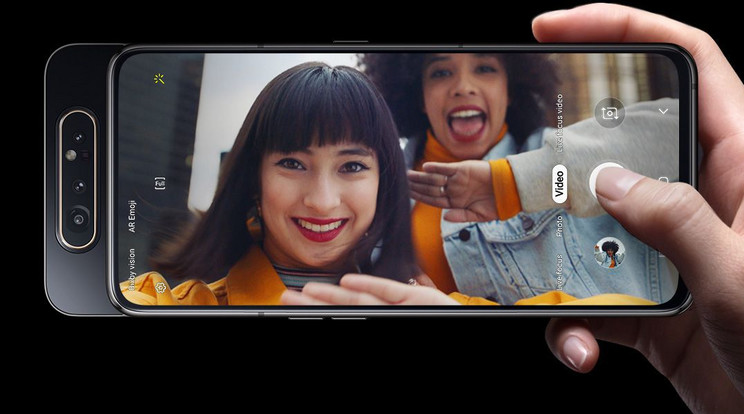 A hátlapon található három lencséből álló rendszer kicsúszik és átfordul a készülék elejére /Fotó: Samsung