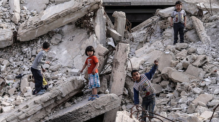 Szír gyerekek a lerombolt városukban  / Fotó: Northfoto