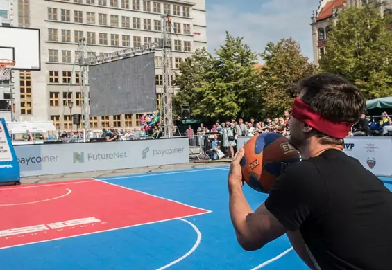 25 tys. zł za rzut z zasłoniętymi oczami. Kibic z Wrocławia zachwycił wszystkich [WIDEO]