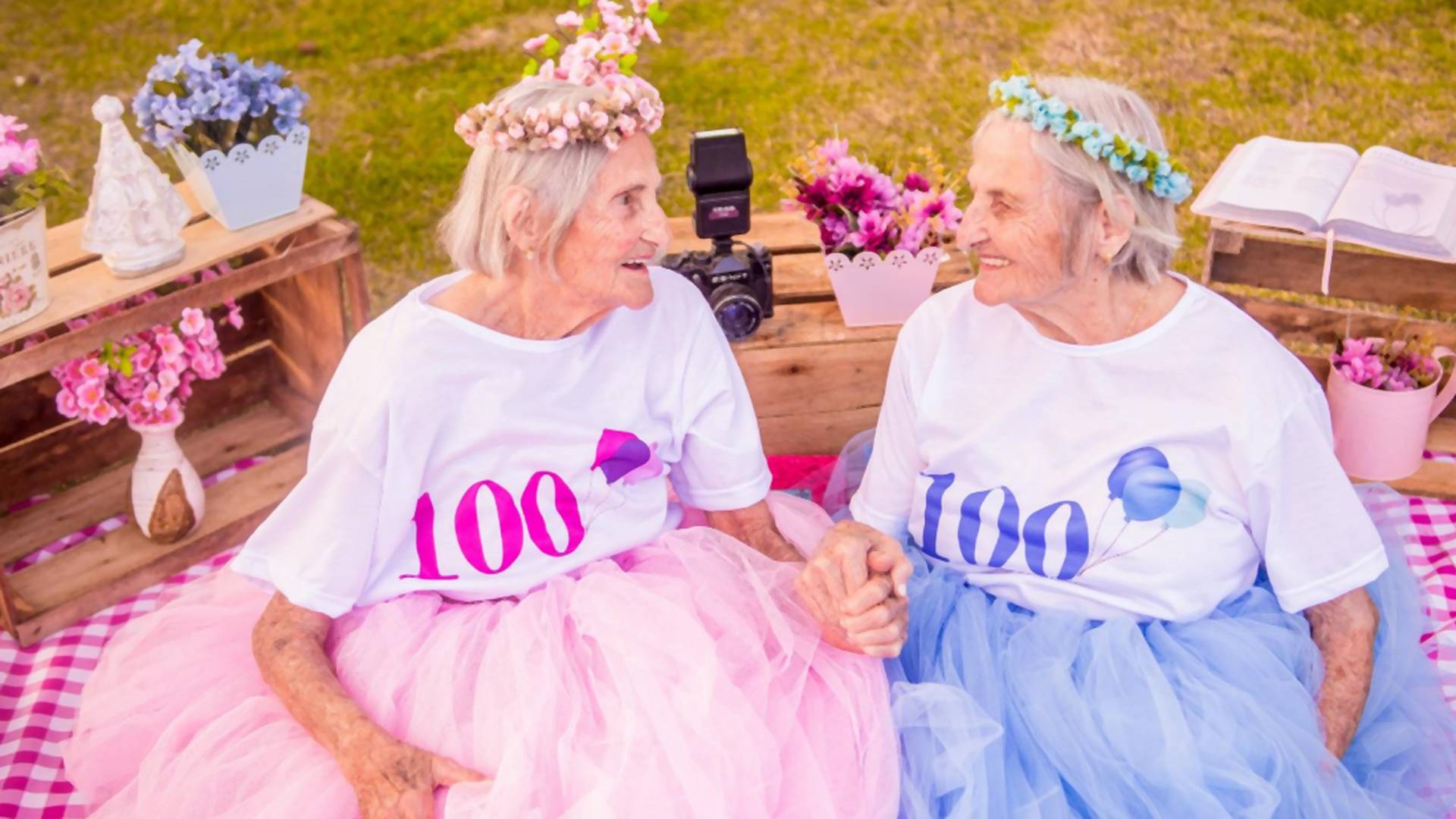 Bake bliznakinje proslavile 100. rođendan uz magične fotografije