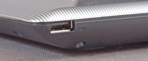 Gniazdo USB umieszczone na bocznej ścianie notebooka jest łatwo dostępne, jednak zainstalowane w nim urządzenie może przeszkadzać w pracy, gdy do obsługi notebooka będziemy używali myszy