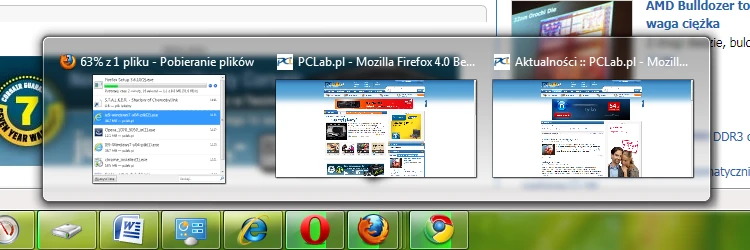 Po najechaniu na ikonę programu na pasku zadań Windows 7 zawsze pokazywane są miniatury okien danej aplikacji. W Firefoksie 4 (górny zrzut) zaimplementowano dodatkową funkcję: w podglądzie widoczne są miniatury kart. Ponadto postęp pobierania plików sygnalizowany jest przez zmieniający się wygląd ikony na pasku zadań. Wersja trzecia przeglądarki (u dołu) nie miała żadnej z tych funkcji