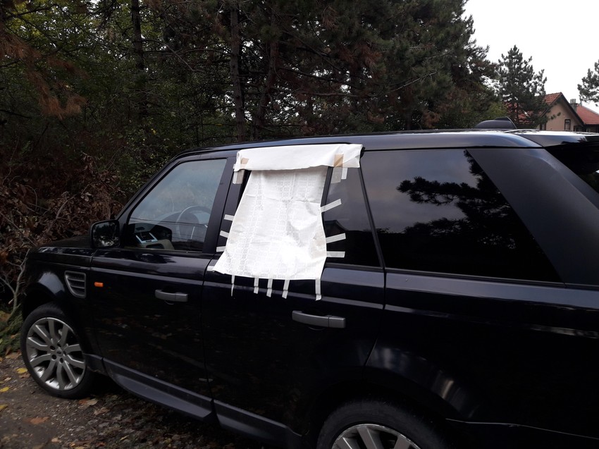 Obijanje i krađa vozila nisu jedini rizici koje donose nalepnice na automobilima