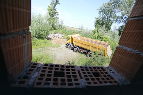 Kamioni odnose ostatke građevina