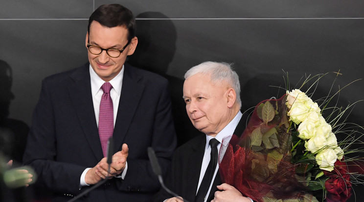 Jaroslaw Kaczynski, a kormányzó Jog és Igazságosság párt (PiS) elnöke (j) és Mateusz Morawiecki miniszterelnök a párt eredményváróján a lengyel parlamenti választások után Varsóban október 13-án. Az urnazárás után közölt exit pollok szerint megnyerte a lengyel parlamenti választásokat és akár egyedül is kormányt alakíthat az eddig kormányzó PiS /Fotó: MTI/EPA/PAP/Radek Pietruszka