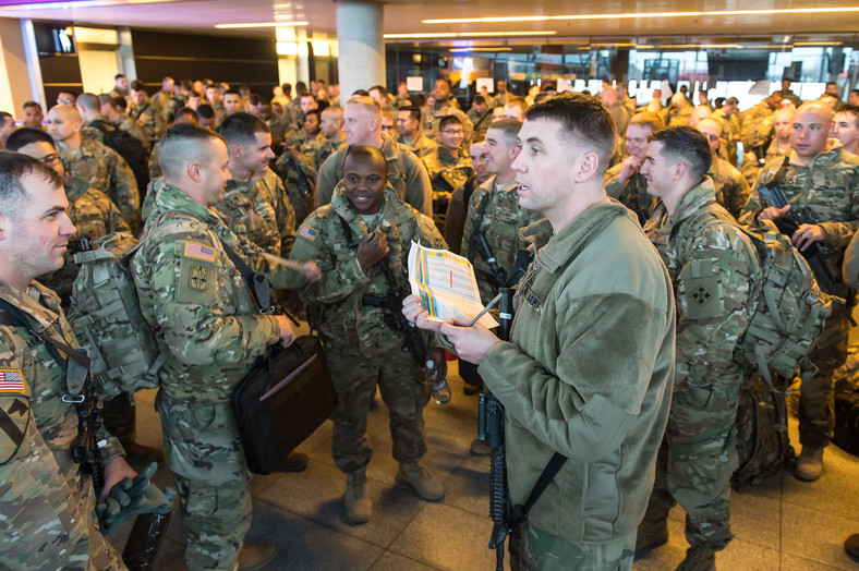 Amerykańscy żołnierze na wrocławskim lotnisku