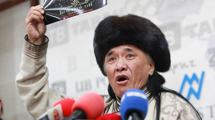 Sevjidiin Sukhbaatar, a félholtra vert rapper, Amarmandakh Sukhbaatar apja / Fotó: AFP