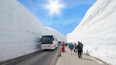 Niesamowity śnieżny tunel na górskiej drodze w Japonii