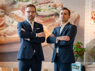 Daniel Piekarski (pierwszy od lewej) i Michał Igor Piasecki, którzy wykupili, w połowie ubiegłego roku 100 proc. udziałów w należącej do Hiszpanów spółce Telepizza Poland, to menadżerzy z dużym doświadczeniem w zarządzaniu siecią tzw. restauracji szybkiej obsługi