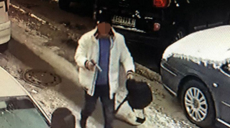Az autójából pisztollyal a kezében kilépő D. Csabát Belgrádban egy kamera rögzítette