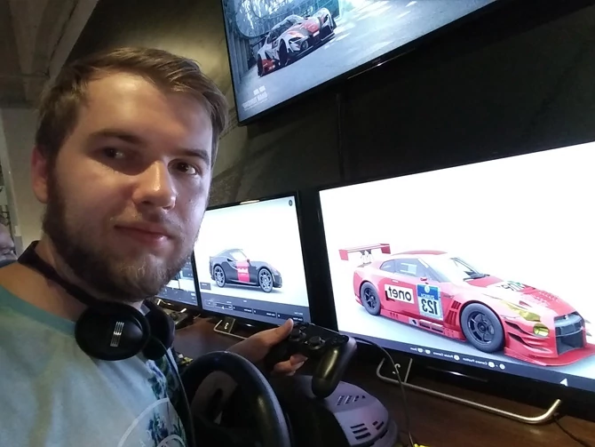 W Gran Turismo Sport zagramy również na padzie, ale zdecydowanie rekomenduję kierownicę