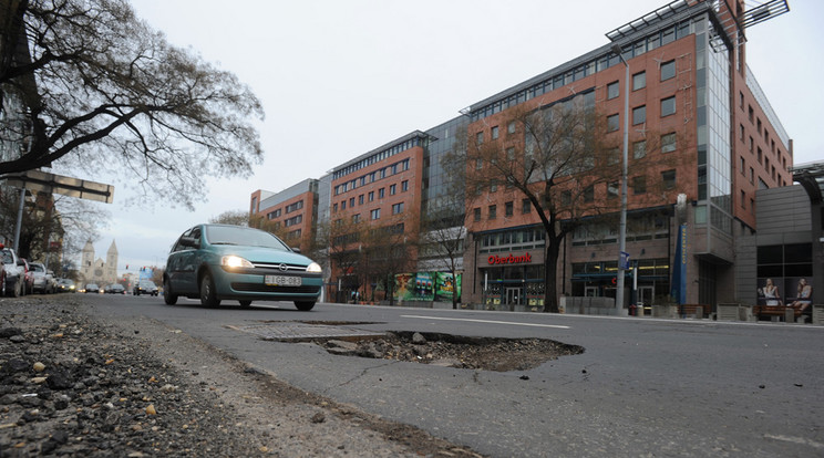 A fővárosi úthibákat a Budapest 
Közút Zrt. honlapján (budapest-
kozut.hu) írásban, a településeket összekötő utakon látottakat a +36 (1) 336-2400 éjjel-
nappal hívható ügyeleti számon
jelezhetjük /Fotó: RAS-archívum