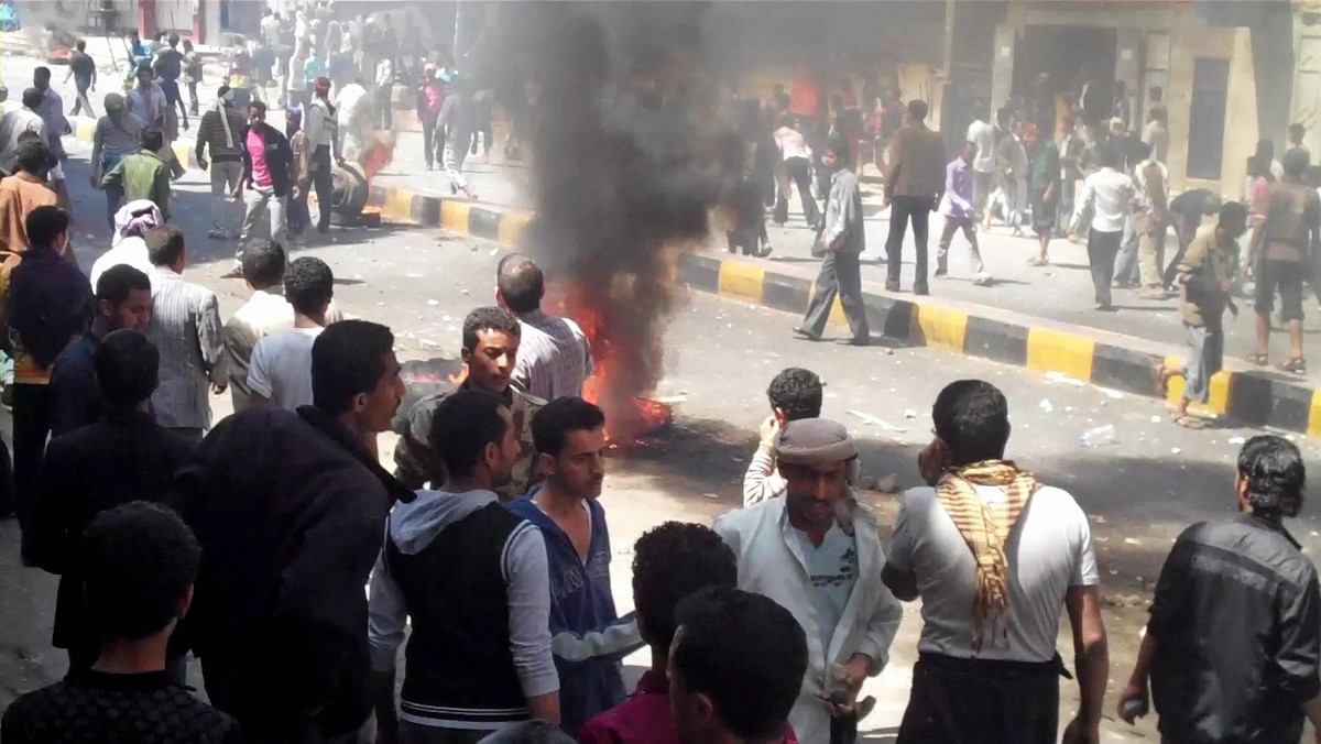 Przez całą noc z czwartku na piątek trwały w Adenie antyrządowe manifestacje. Protestujący podpalili ratusz, świadkowie mówią o trzeciej ofierze śmiertelnej zajść. Demonstracje w tym położonym na południu Jemenu mieście trwają od ośmiu dni.