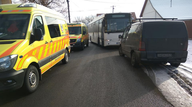 A sofőr egy tolatással orvosolhatta volna a helyzetet, ő azonban inkább szentségelni kezdett