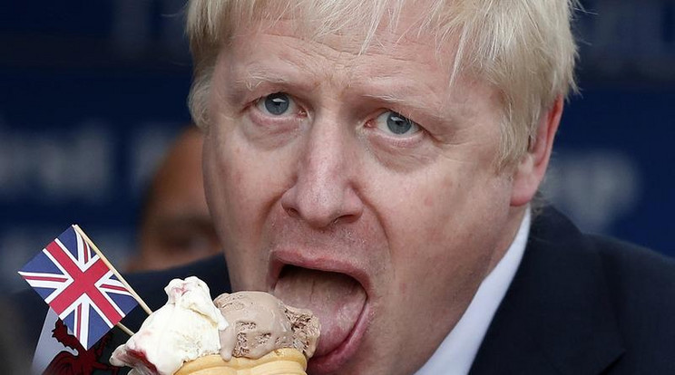 Boris Johnson brit zászlóval ellátott fagyit is nyalt a kampány során, hogy elnyerje a konzervatívok szívét /Fotó: Getty Images