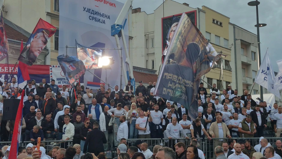 Atmosfera na Trgu kralja Milana u Nišu pred predizborni skup liste Aleksandar Vučić - Ujedinjena Srbija  