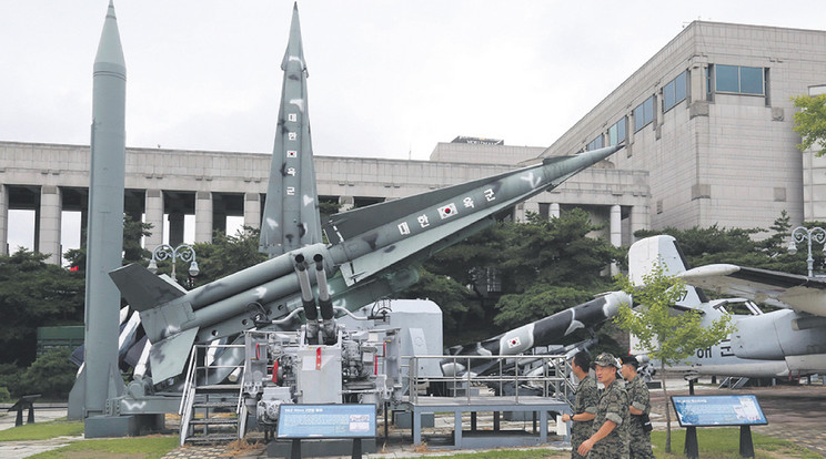 Egy észak-koreai Scud B típusú rakéta 
másolata (jobbra) és egyéb, dél-koreai 
álrakéták egy szöuli emlékmúzeumban/Fotó:MTI