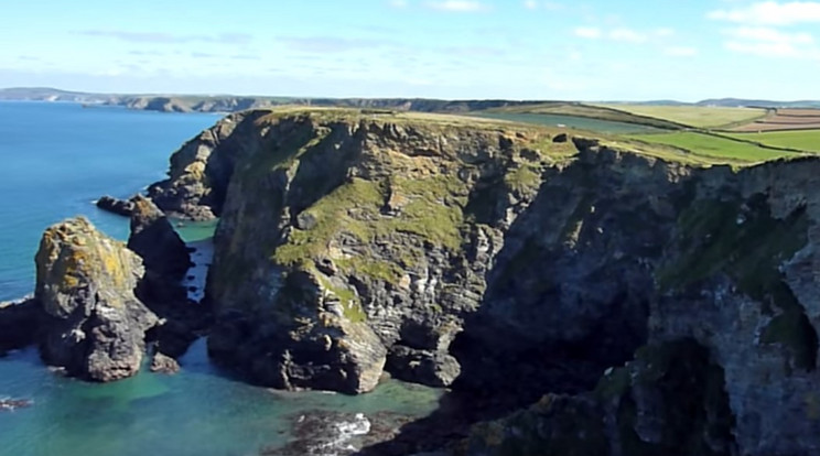 Cornwallban, a Pokol szája nevezetű, tengerbe nyúló sziklaszirtnél történt a tragédia / Fotó: YouTube