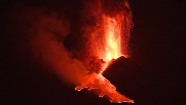 Wulkan Etna ciągle aktywny: wyrzuca fontanny lawy