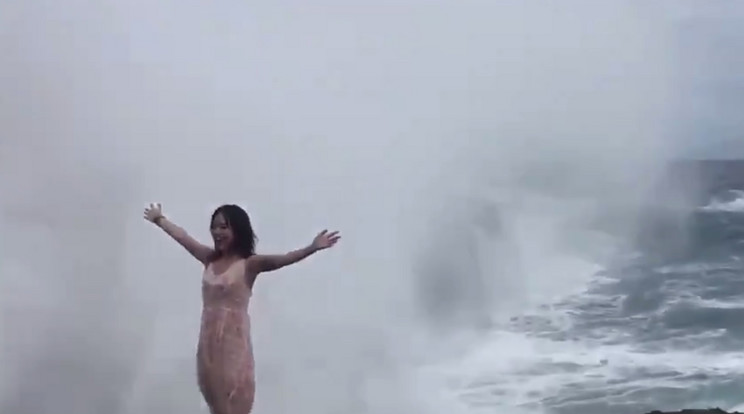 A lányt egy pillanat alatt elsodorta egy hullám /Fotó: Twitter