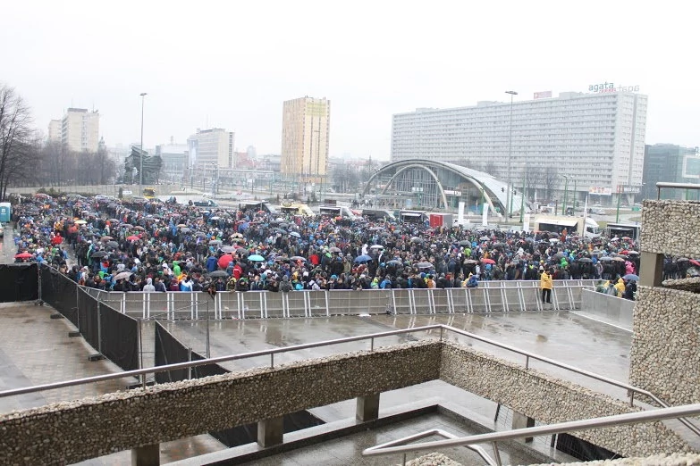 Przed Katowickim Spodkiem utworzyła się gigantyczna kolejka