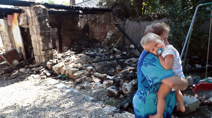 Bodnár Andrea még napokkal a tűz után is kétségbeesve szorította magához kisfiát, a 17 hónapos Dominikot/Fotó:Isza Ferenc