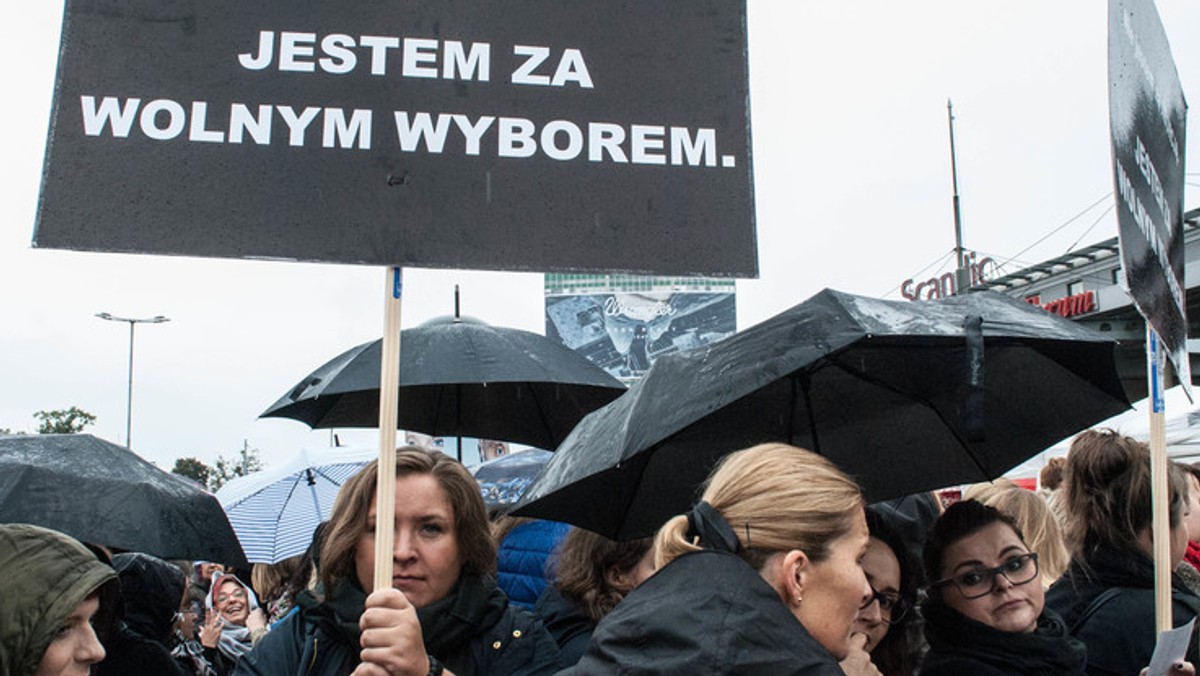 Gdynia dołącza do miast, które w najbliższych dnia będą protestować przeciwko zaostrzaniu ustawy aborcyjnej – tutaj demonstracja rozpocznie się w najbliższą niedzielę na Skwerze Kościuszki. Dzień później, w poniedziałek odbędzie się manifestacja w Gdańsku. Ma ona na celu wyrażenie sprzeciwu wobec działań NSZZ "Solidarność", która oskarża organizatorów czarnych protestów o nielegalne wykorzystanie znaku Związku.