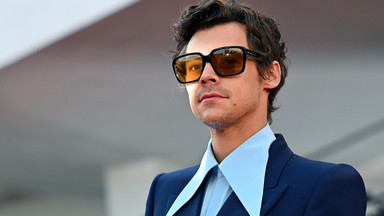 Zachwycający Harry Styles na festiwalu filmowym w Wenecji. "Ikona mody"