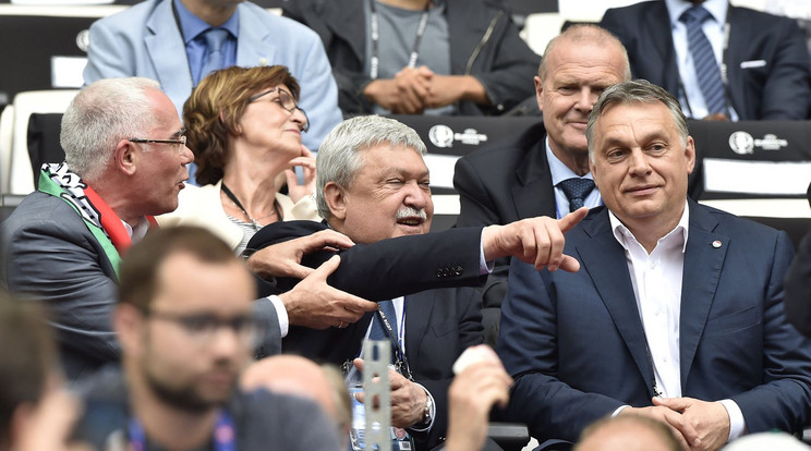 Orbán Vikor Csányi Sándor MLSZ-elnökkel és Balog Zoltánnal, az emberi erőforrások miniszterével nézte az Izland elleni  meccset /Fotó: MTI - Ilyés Tbor