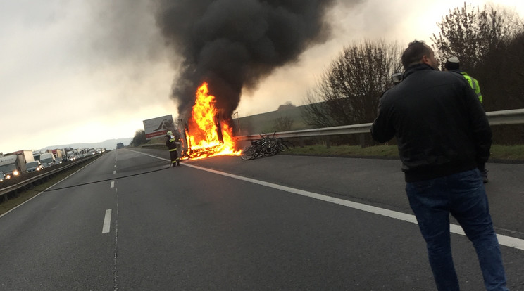 Furgon gyulladt ki az M1-esen/Fotó: BLIKK