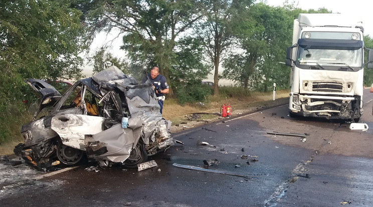 Halálos közúti baleset történt Tiszafürednél - Fotó: Tiszafüredi HTP, JNSZ MKI