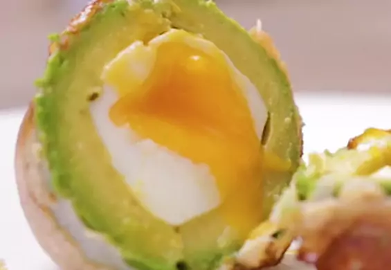 Nowy sposób na wielkanocne jajko: boczek i awokado