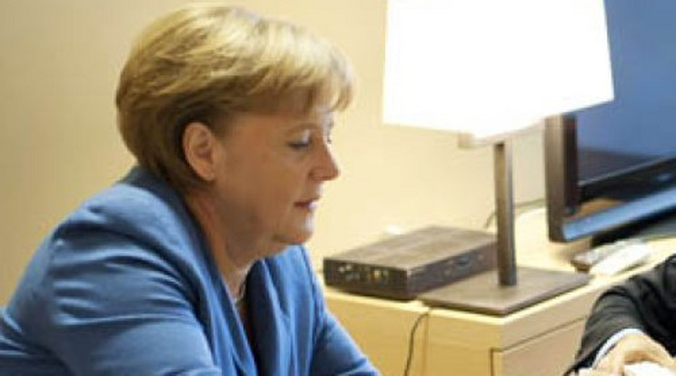 Macit küldött Sarkozy kislányának Merkel