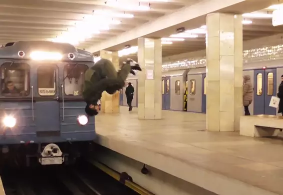 Zrobił salto przed nadjeżdżającym pociągiem w metrze. Ten filmik z YouTube przyprawia o ciarki