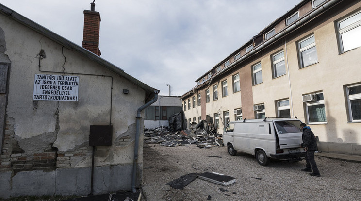 Letépte a tetőt a szélvihar a polgárdi iskolában /Fotó: MTI Mónus Márton